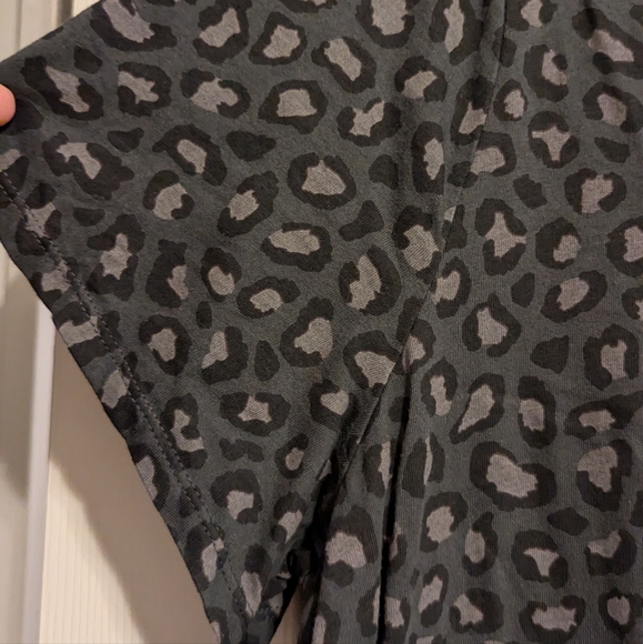 Old Navy Gray Leopard Print V Neck Tee Sz XXL Tall - Picture 3 of 5